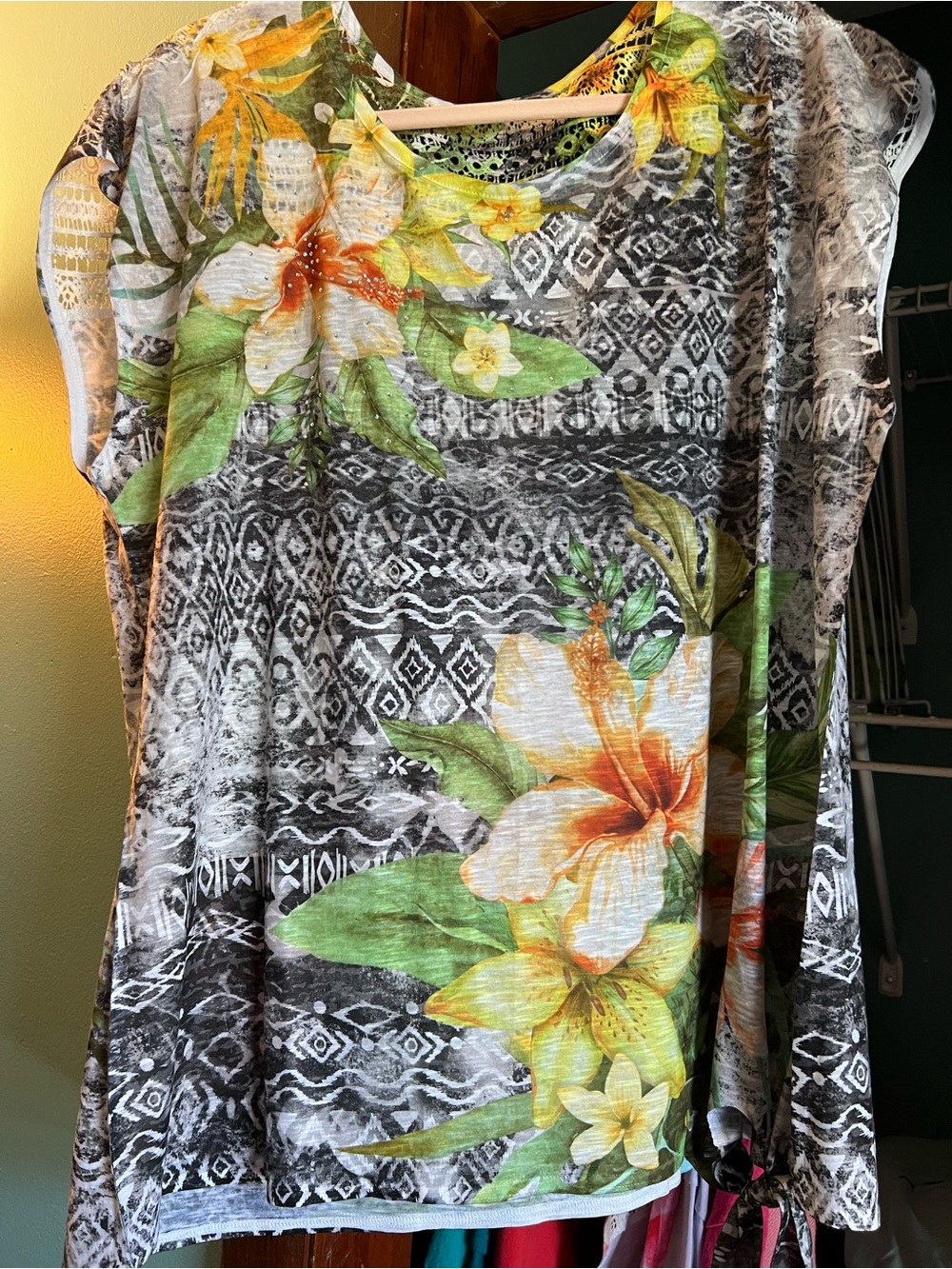 Time and Tru Floral Summer Women’s Sleeveless Top XL 16-18 Flowers